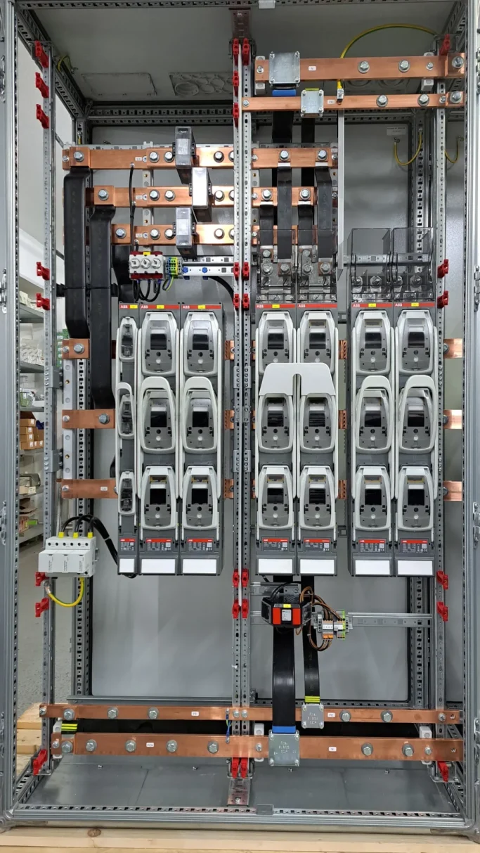 Schaltschrank mit Kupferschienen und diversen Einbauten