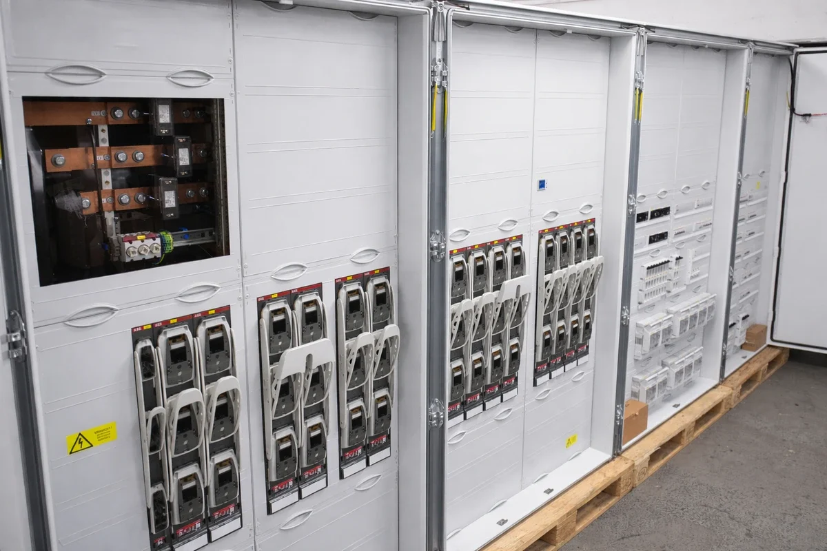 Standschaltschrank mit Abdeckung Grauer Industrie-Schaltschrank aus Metall mit offnenen Türen. Im inneren mehrere NH-Sicherungselement, D02 Sicherungen und Stromwandler