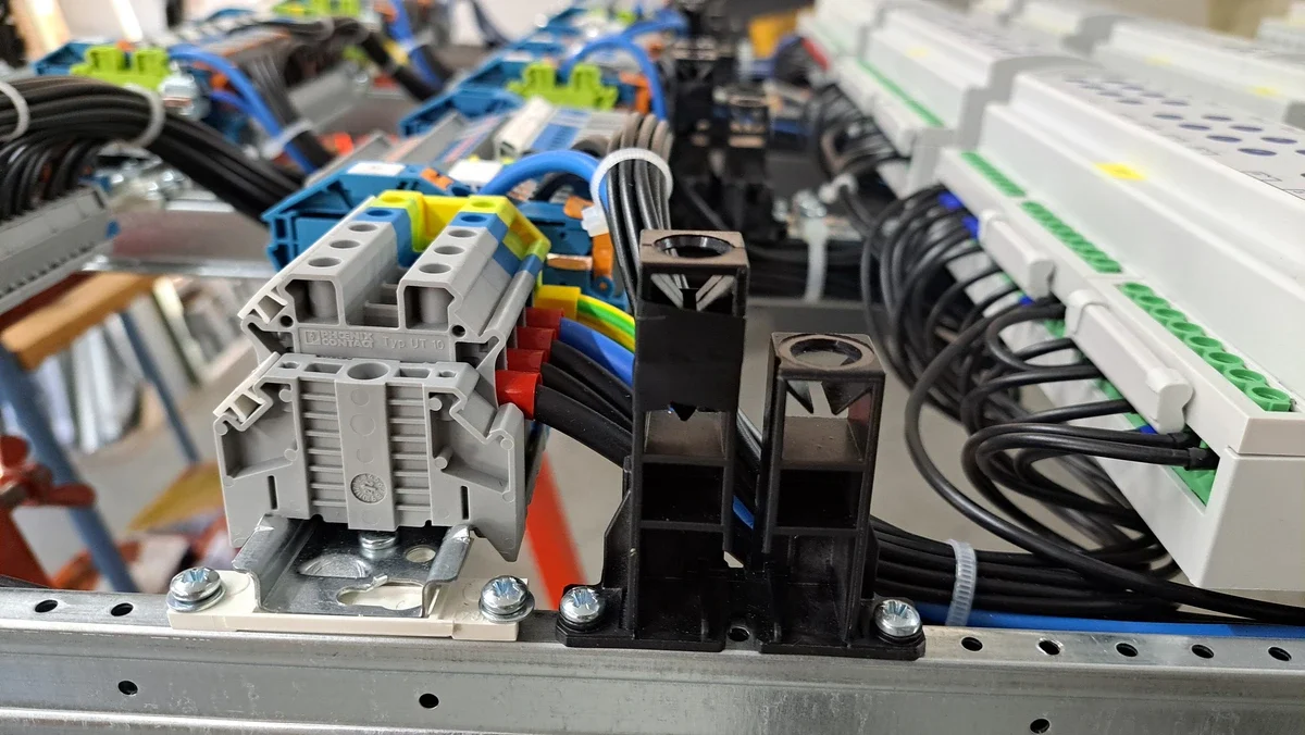 Klemmen mit Verdrahtung innerhalb eines Schaltschranks
