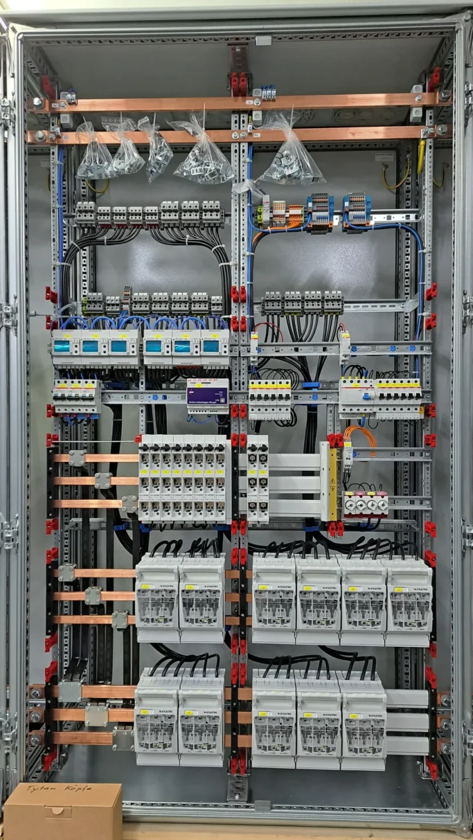 Schaltschrank mit Kupferschienen und diversen Einbauten
